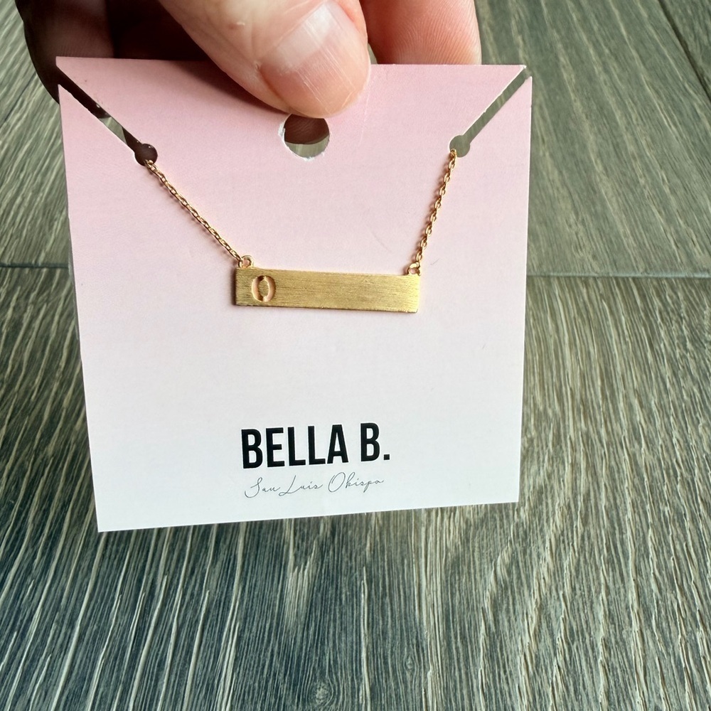 Gold Bar Initial Necklace "O"